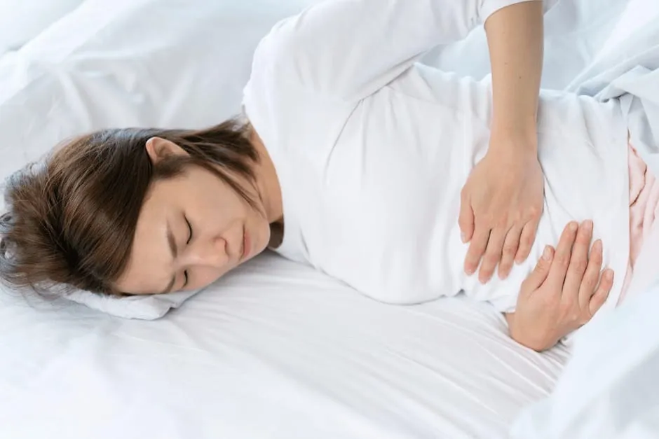 腹痛がひどくて横になって安静にしている妊娠中期の女性