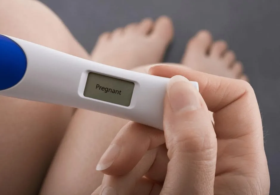 妊娠検査薬で陽性反応が出た女性