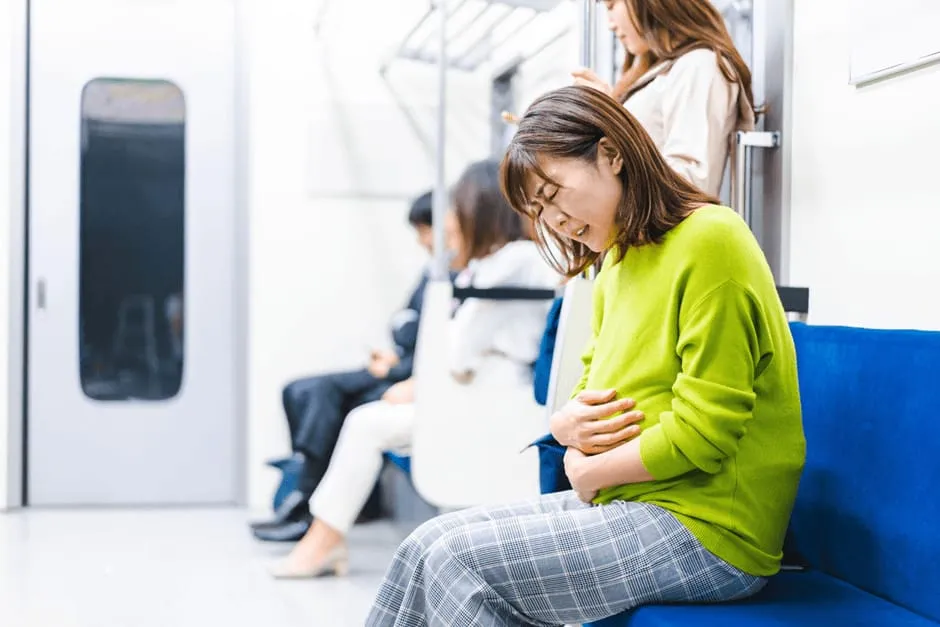 電車の中で体調不良になった妊婦さん
