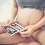 超音波を保持している妊娠中の女性