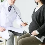 産婦人科の医者と妊婦