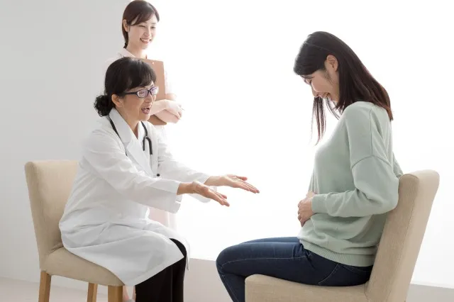 妊婦健診を受ける女性、喜ぶ、医者、女医、看護師