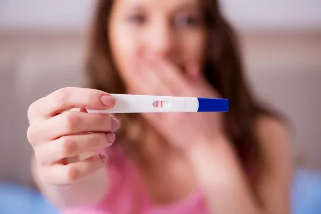 妊娠検査薬で陽性を発見した女性