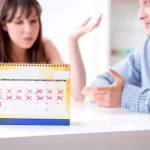 排卵カレンダーを使用した妊娠計画コンセプトの若い家族