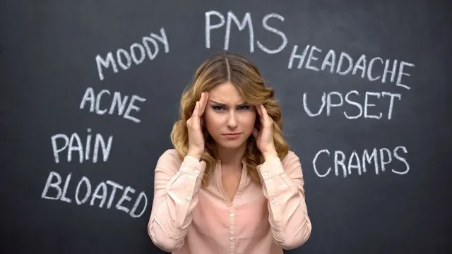pms の想像上の問題、ホルモンの不均衡による頭痛に苦しむ女性