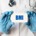 手袋をはめた医療従事者が、略語 BMI (Body Mass Index) のカードを持っています。 医療コンセプト