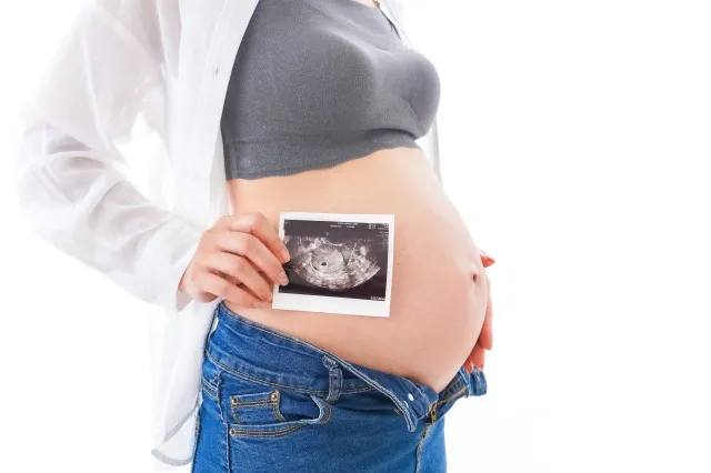 エコー画像を持つ妊婦