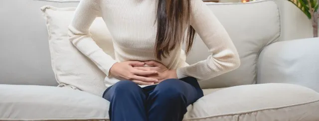 女性は月経による胃の痛みがあります。