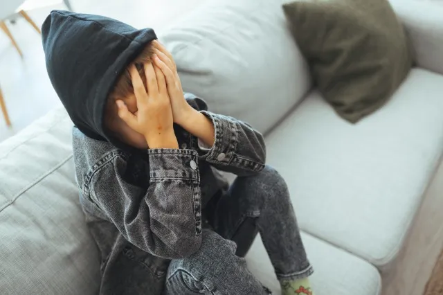 一人の子供の少年は、ストレスの多い落ち込んだ感情を恐れます。 泣く 助けを乞う