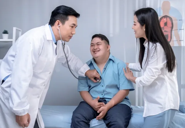 アジア人の母と息子が健康診断に来て、健康上の問題を医師に相談している。