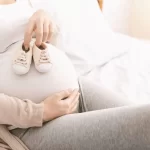 赤ちゃんのために靴を買った産休中の妊婦さん