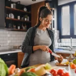 食事の準備をしている妊娠中期の女性