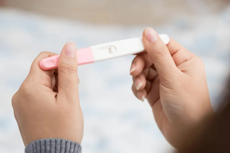 妊娠検査薬の結果を見ている女性