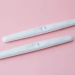 二つ並んでいる妊娠検査薬