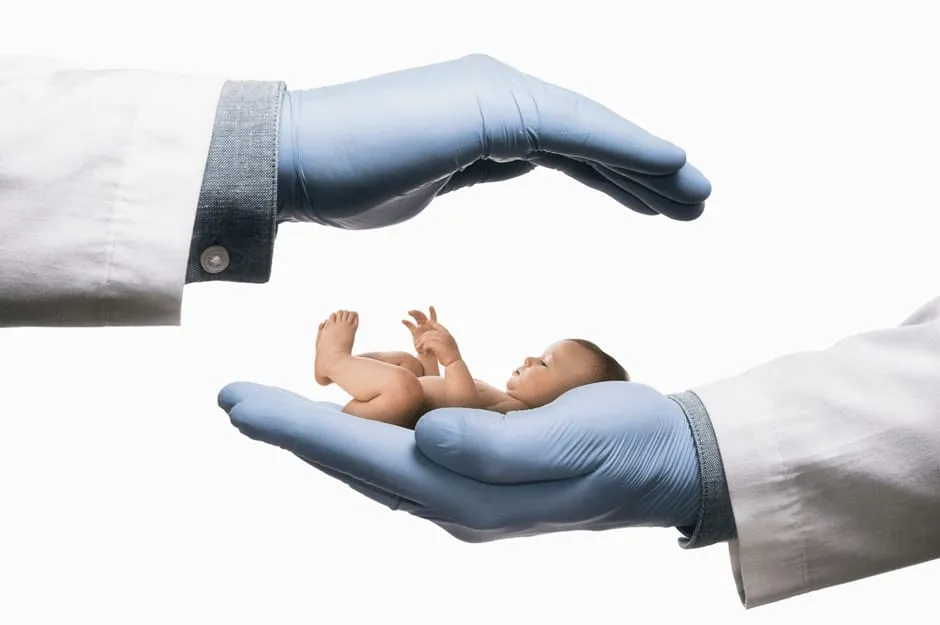 赤ちゃんを守っている人間と同じ手をしている機械