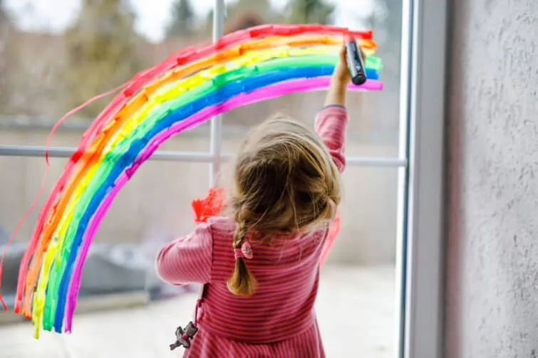 虹を描く子供