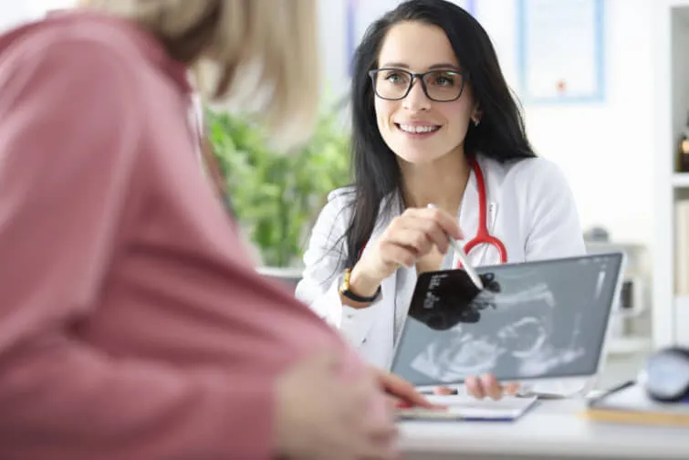 妊婦さんに胎児の超音波診断結果を説明する女性医師