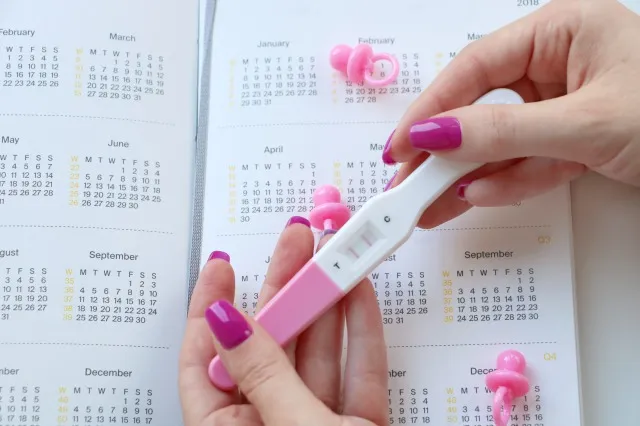妊娠検査薬で陽性反応が出たので産婦人科で診察を受ける計画を立てている女性