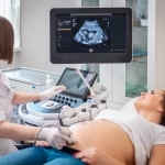 産科を受診する妊婦