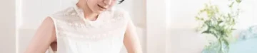 お腹を押さえて悩む女性