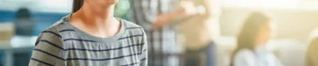 職場で幸せそうな女性
