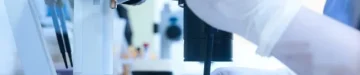 受精、体外受精の実験室の機器。 女性の体外で卵子を受精させる生殖医療クリニックの顕微鏡。 疾病検査研究