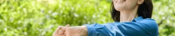 身体の前に腕を伸ばす50代の女性