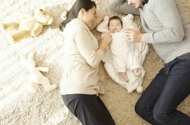 赤ちゃんを真ん中に幸せそうな夫婦