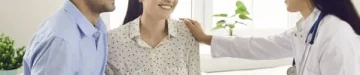 医師に相談する夫婦