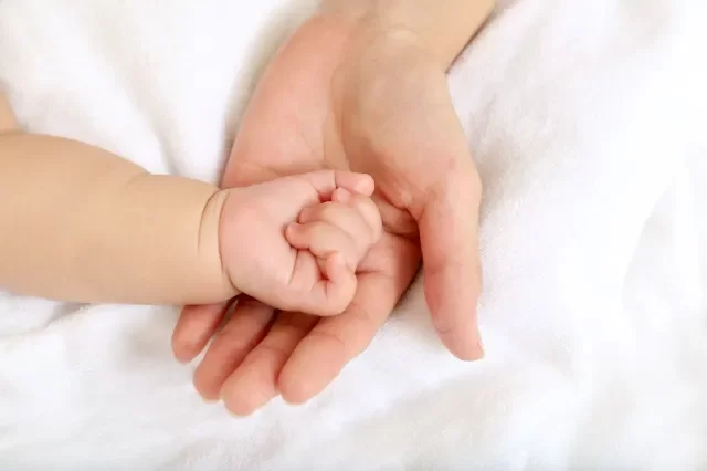 赤ちゃんとお母さんの手