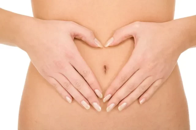 子宮を押さえている女性