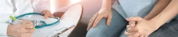 医師に不妊を相談する夫婦