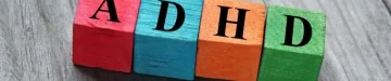カラフルな木製キューブの ADHD の概念