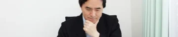 仕事で悩み事をもっている男性