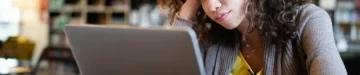 勉強が苦手で学校の課題を理解できない学生女性