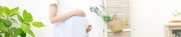 部屋に立つ妊婦