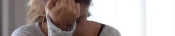頭を抱えた女性