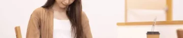 お腹をさわって幸せそうな妊婦さん