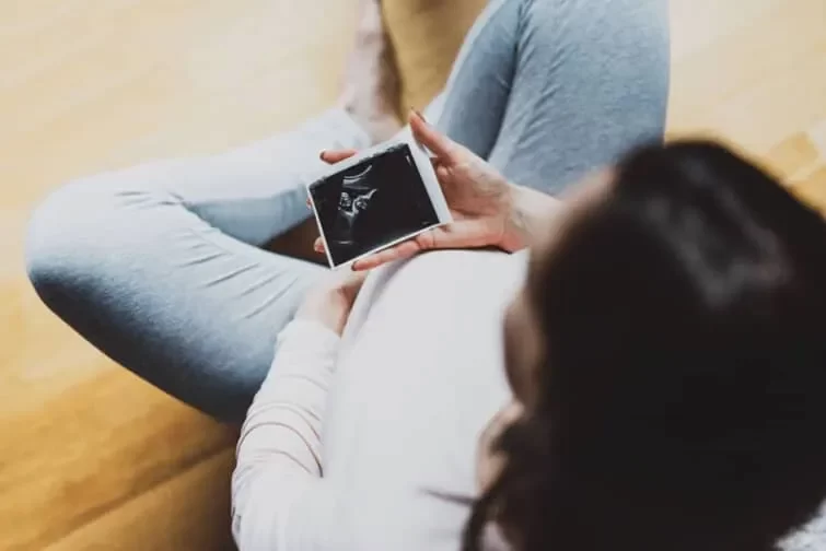妊婦とその胎児の超音波写真