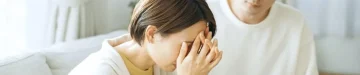 破水が起きてショックを受けている妊娠中期の女性