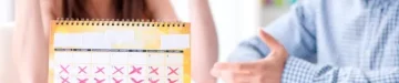 排卵カレンダーを使用した妊娠計画コンセプトの若い家族