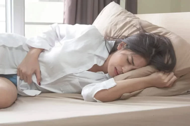 ベッドに横たわるアジアの若い女性
