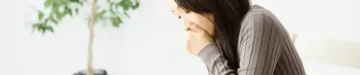 つわりの吐き気で苦しい女性