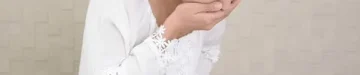 つわりで苦しむ女性