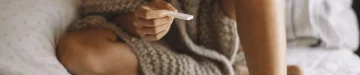 妊娠検査薬で陰性反応が出て落ち込んでいる妊活中の女性