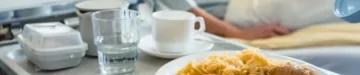 入院中に食事をしている女性