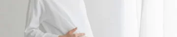 お腹を大事そうに触る妊婦さん