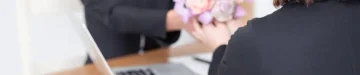 産休でプレゼントをもらう女性