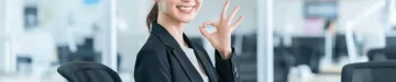 OKサインを作る女性