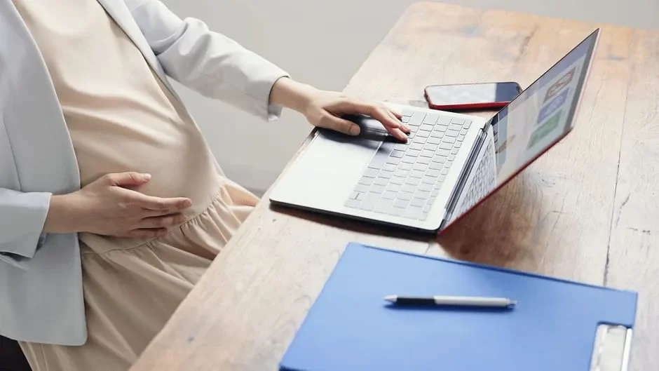 産休前に取引先へメールで挨拶をする妊婦さん